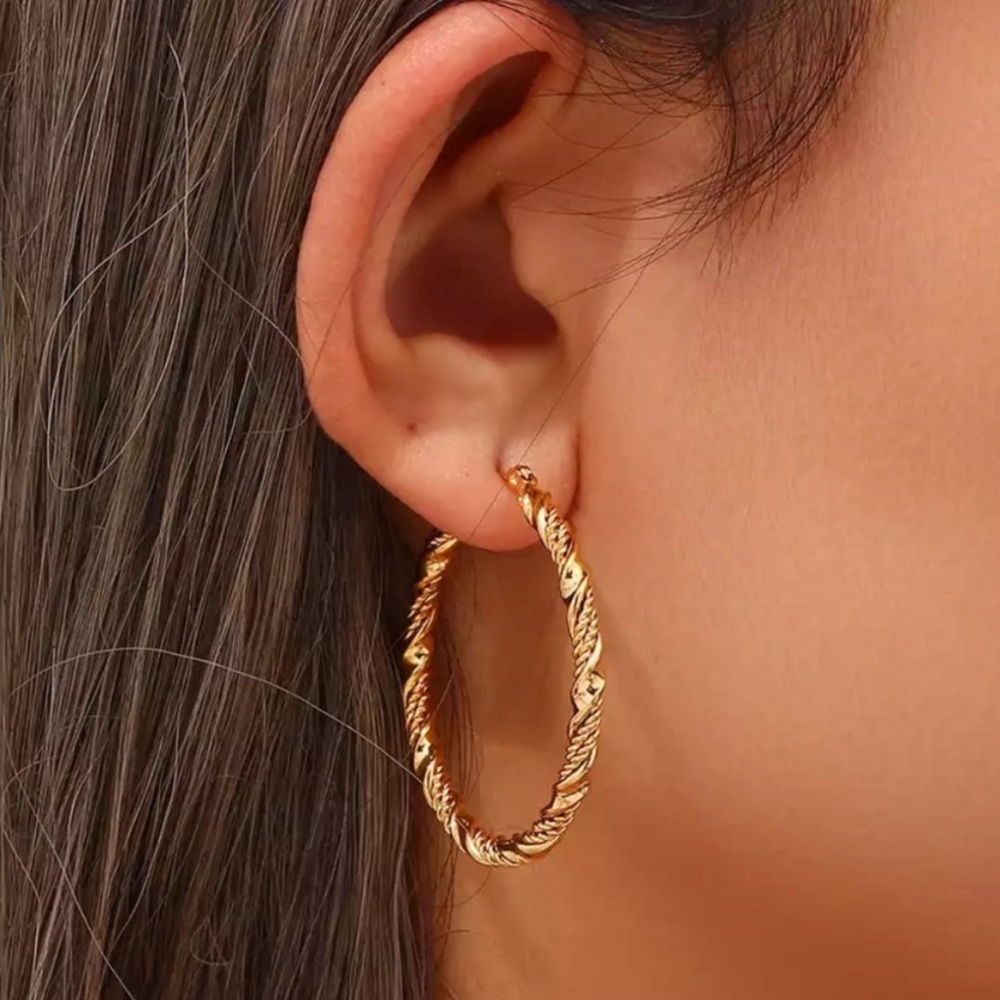 NEW 18K GOLD CUTE TWISTED WAVE HOOP EARRINGS, NICE EARRINGS, CUTE EARRINGS